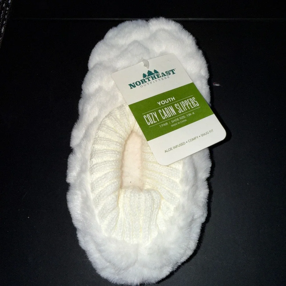 Northeast Outfitters Cabin Slippers Youth Small 13K-4 Cream NEW Aloe Infused Fur